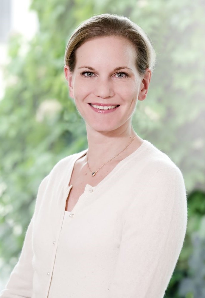 Dr. med. Teresa Neuhann, seriös lächelnd, trägt eine creme-farbene Strickjacke